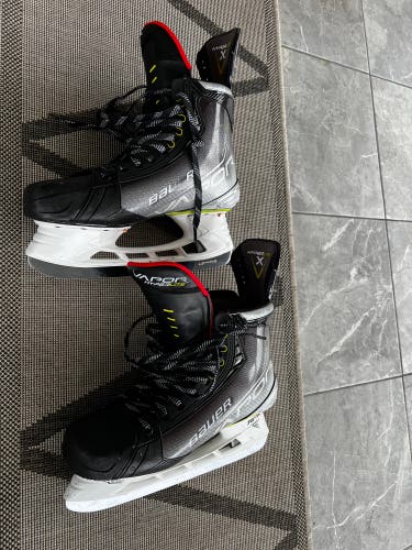 Used Bauer Size 11 Vapor Hyperlite Hockey Skates