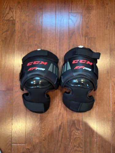 CCM GOALIE KNEE PADS