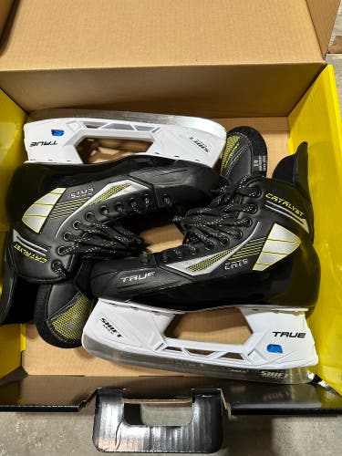 Used True Wide Width  Size 8 Catalyst 5 Hockey Skates