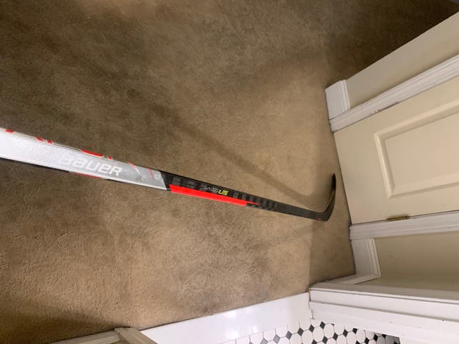 Senior Right Handed P28M Pro Stock Vapor ADV Hockey Stick