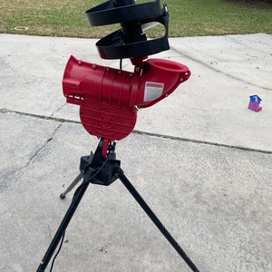 Heater Slider pitching machine with ball feeder