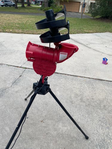 Heater Slider pitching machine with ball feeder