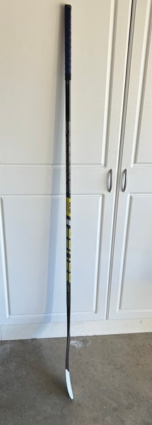 Senior Right Handed P92M Supreme 2S Team Hockey Stick