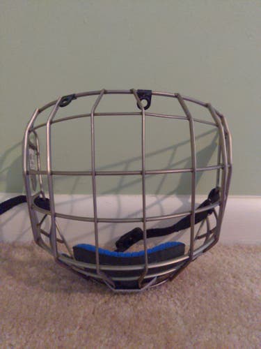 Used Small Bauer FM7500 Gray Cage
