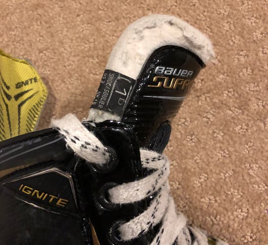 Used Bauer Regular Width Size 1 Ignite Hockey Skates