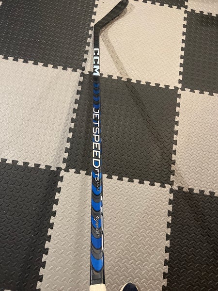 Senior Right Handed P28 JetSpeed FT5 Pro Hockey Stick