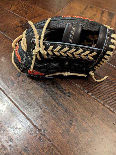 New Wilson Right Hand Throw Infield A2000 Softball Glove 12"