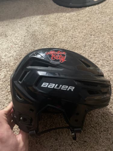 Used Medium Bauer  Re-Akt 150 Helmet