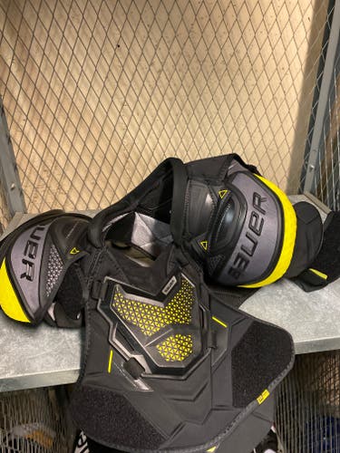 Senior New Medium Bauer Supreme Ultrasonic Shoulder Pads