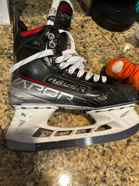 Junior Used Bauer Vapor 3X Hockey Skates Regular Width Size 6.5