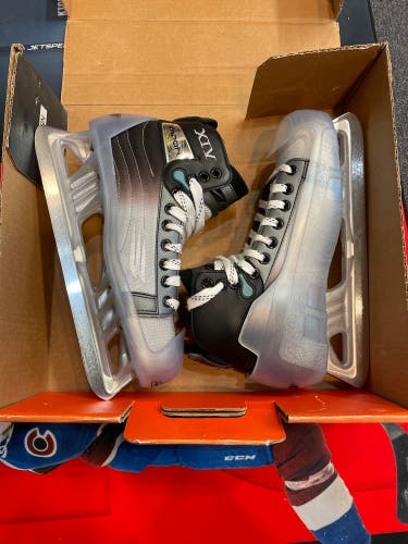 New Bauer Regular Width  Size 9 Vapor XIV Hockey Goalie Skates