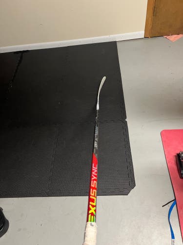 Senior Left Hand P28 Pro Stock Nexus Sync Hockey Stick