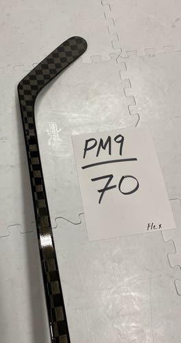 Senior(1x)Right PM9 70 Flex PROBLACKSTOCK Nexus 2N Pro Hockey Stick