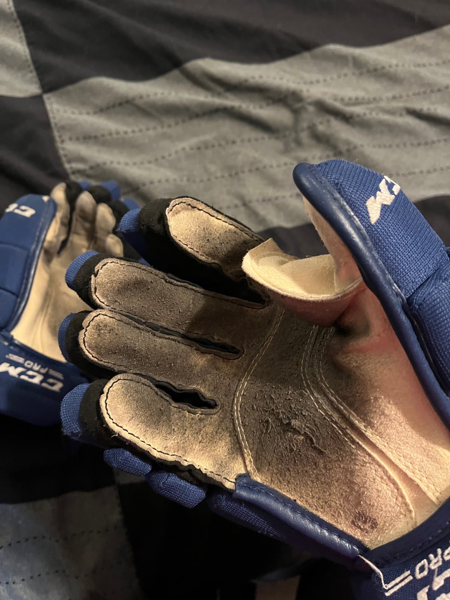 CCM Prostock Hockey Glove - Vancouver Canucks Blue 14 – Max