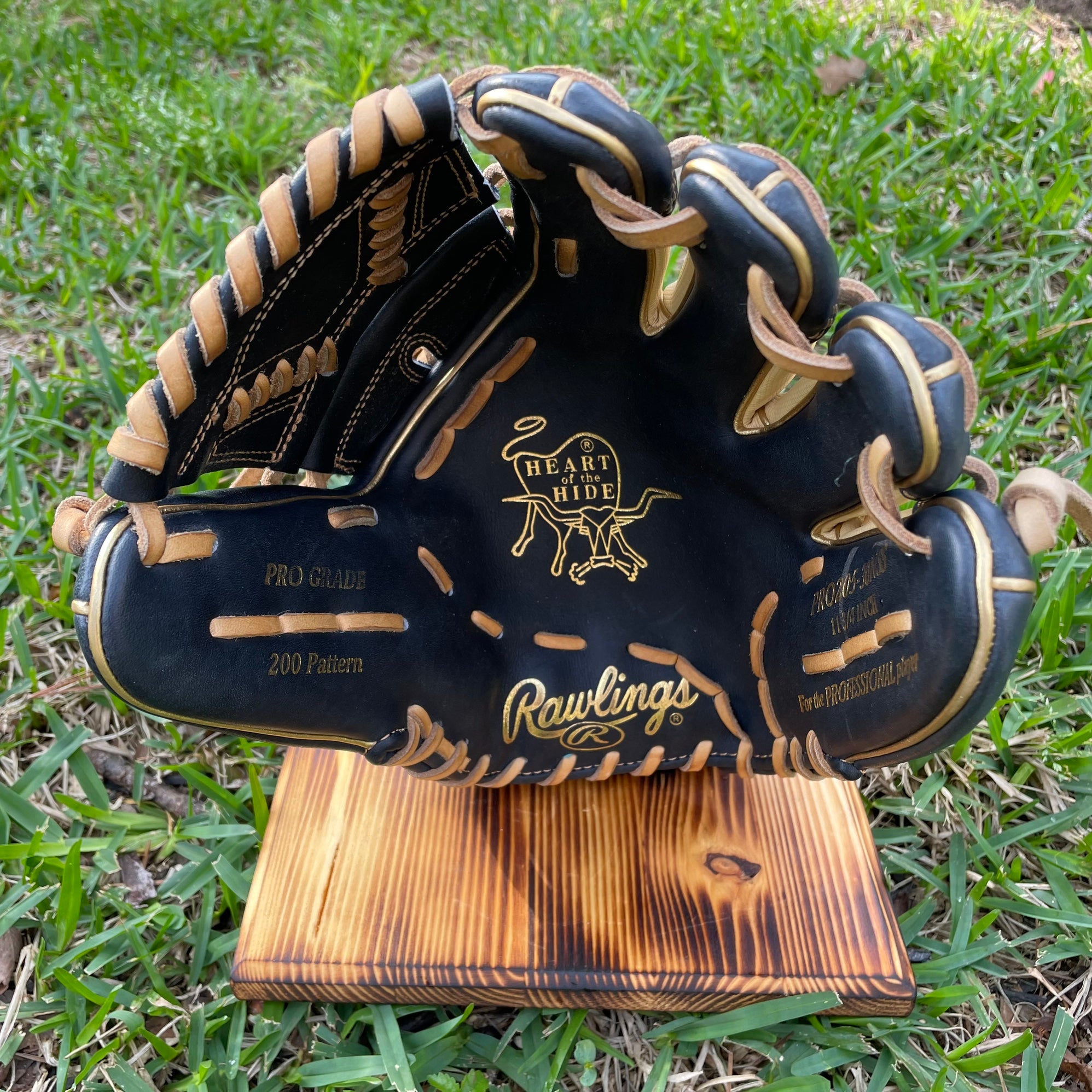 Rawlings Heart of the Hide Series 11.75 Pitcher's Glove PRO205-30BP (2022)