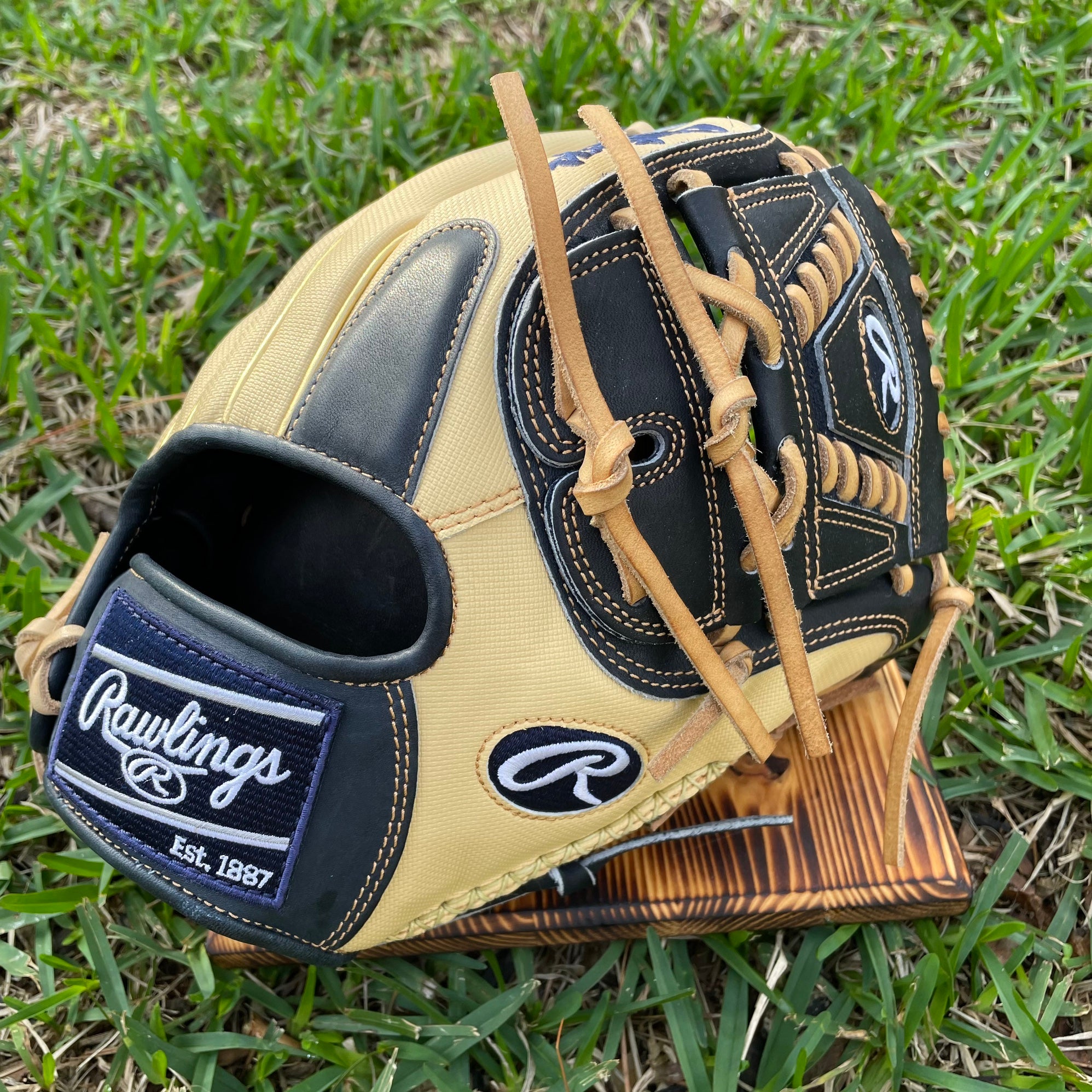 Rawlings Heart of the Hide Series 11.75 Pitcher's Glove PRO205-30BP (2022)
