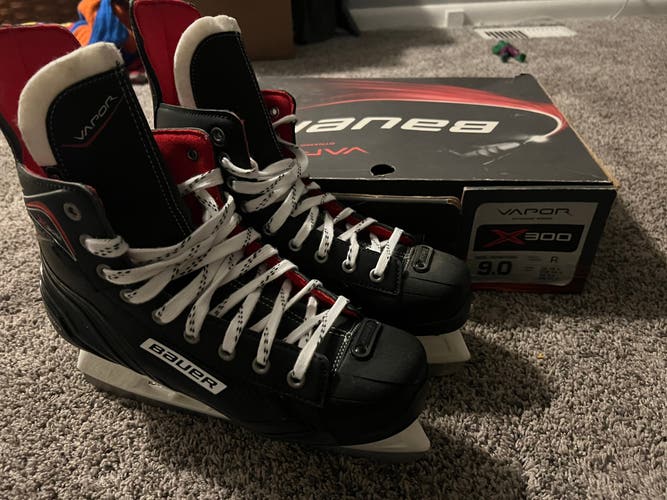 New Bauer Regular Width Size 9 Vapor X300 Hockey Skates