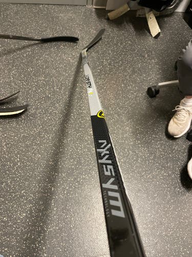 Pro Stock Warrior ax1LT hockey stick
