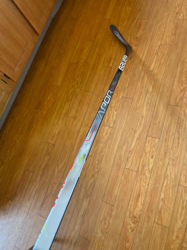 Intermediate Left Hand P28  Vapor Hyperlite Hockey Stick