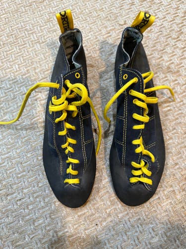 La Sportiva Rock Climbing Shoes Size 10