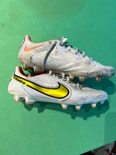 Men's 9.0 Molded Nike Tiempo legend Cleats