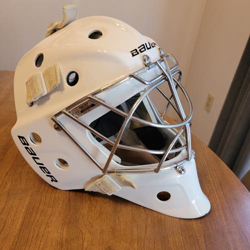 Senior barely used Bauer 940 Goalie Mask
