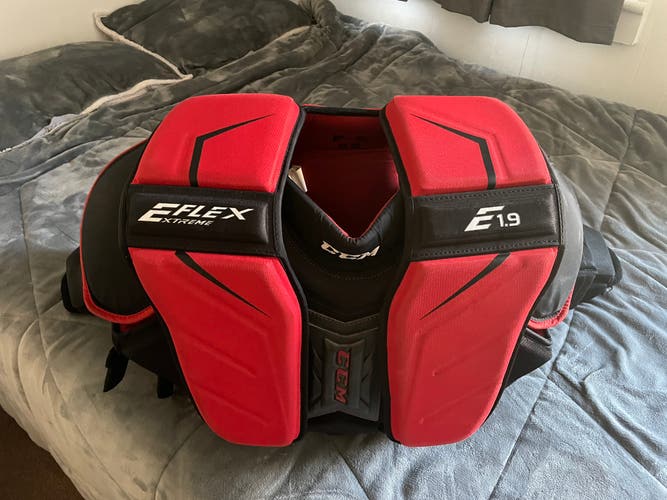 Ccm extreme flex 1.9 goalie chest pad SR small