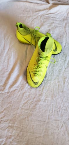 Yellow Youth Used Men's Size 5.0 (Women's 6.0) Nike Shoes