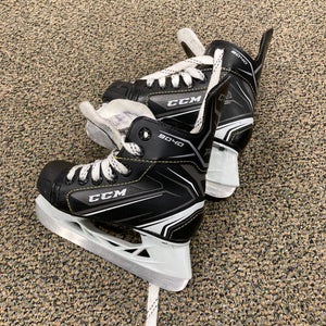 Used CCM 9040 Youth Hockey Skates 10