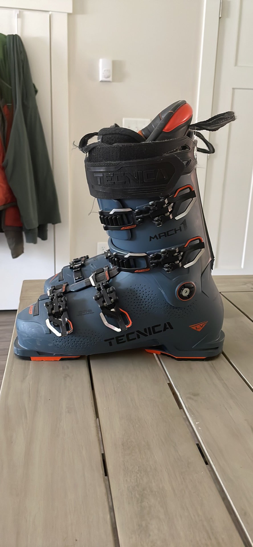 2022 TECNICA MACH 1 LV 110 Ski Boots MENS 10-10.5 (28/28.5 MONDO