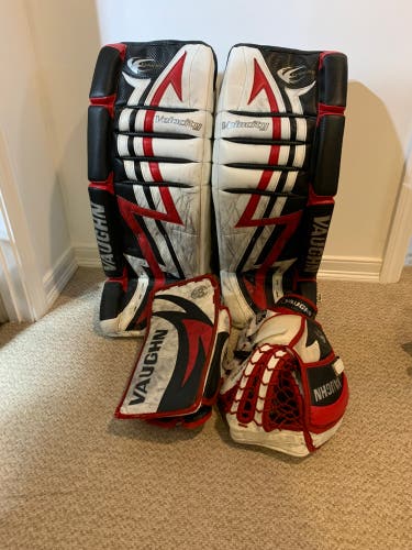 34" Vaughn Velocity V3 Goalie Leg Pads 7500 With Gloves