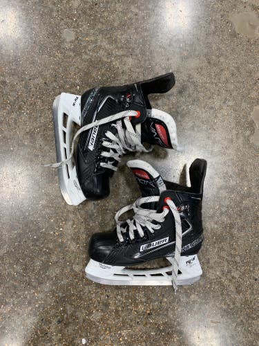 Junior Used Bauer Vapor X3.5 Hockey Skates D&R (Regular) 1.5