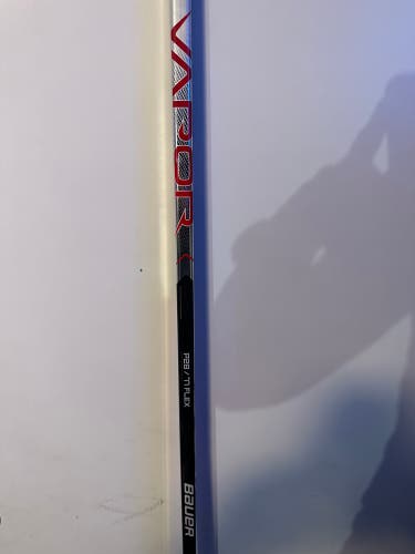 New Right Handed P28 Vapor Hyperlite Hockey Stick