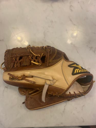 Used Mizuno Left Hand Throw Pitcher's Classic Pro Soft Baseball Glove 11.75"