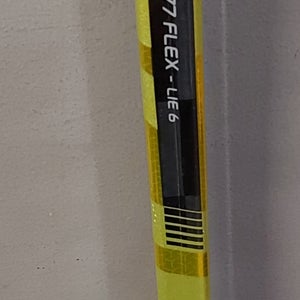 Senior New Right Handed Bauer Supreme UltraSonic Hockey Stick 77 FLEX - LIE 6 - P92 (105663900060)