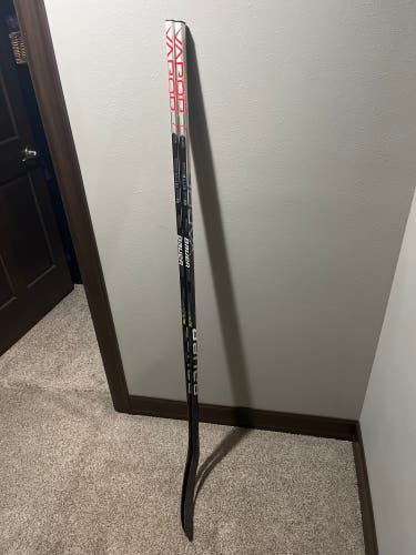 Senior Right Handed P28M Pro Stock Vapor Hyperlite Hockey Stick