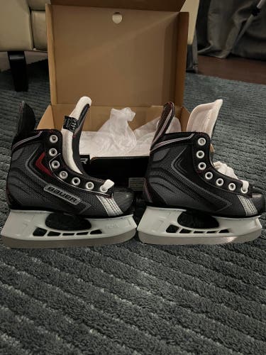 New Bauer Regular Width  Size 11 Vapor x30 Hockey Skates