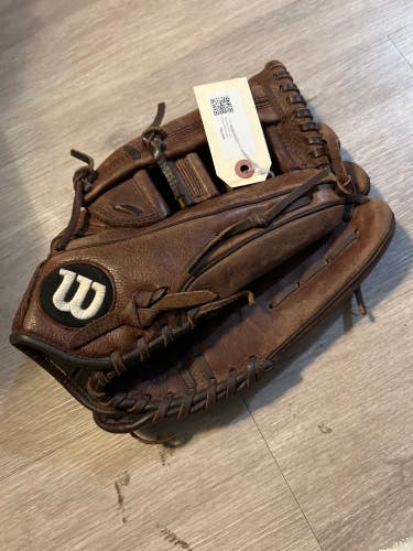 Used Wilson A950 Right Hand Throw Baseball Glove 12.5"