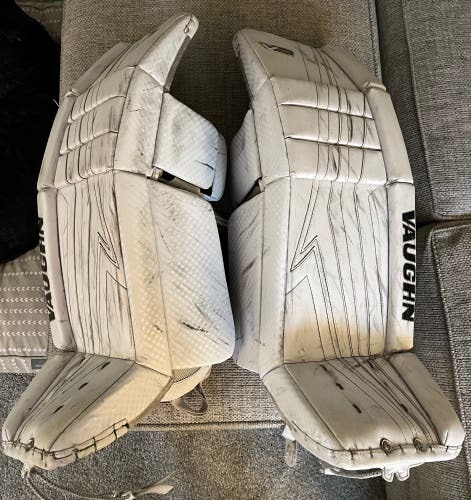 Vaughn V9 goalie leg pads