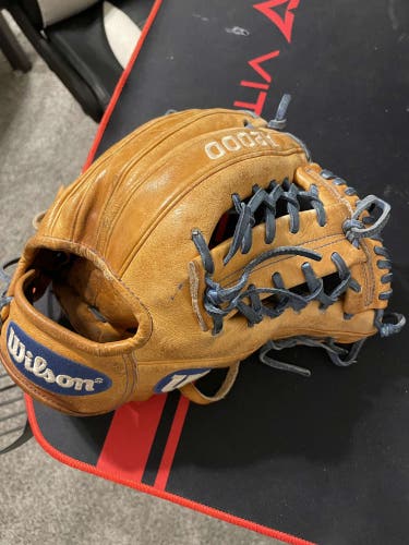 Used Right Hand Throw 11.5" A2000 Baseball Glove