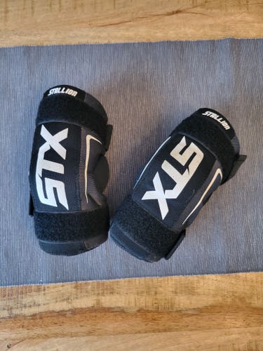 Used Youth Medium STX Stallion 50 Arm Pads