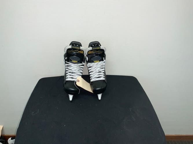 Junior New Bauer Supreme 2S Pro Hockey Skates extra wide Size 4.5 EE