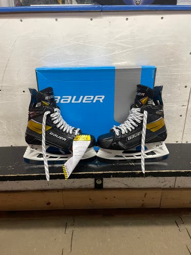 New Bauer Regular Width  Size 9 Supreme UltraSonic Hockey Skates