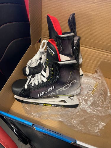 Senior New Bauer Vapor Hyperlite Hockey Skates Regular Width **NO STEEL** **MAKE OFFER**