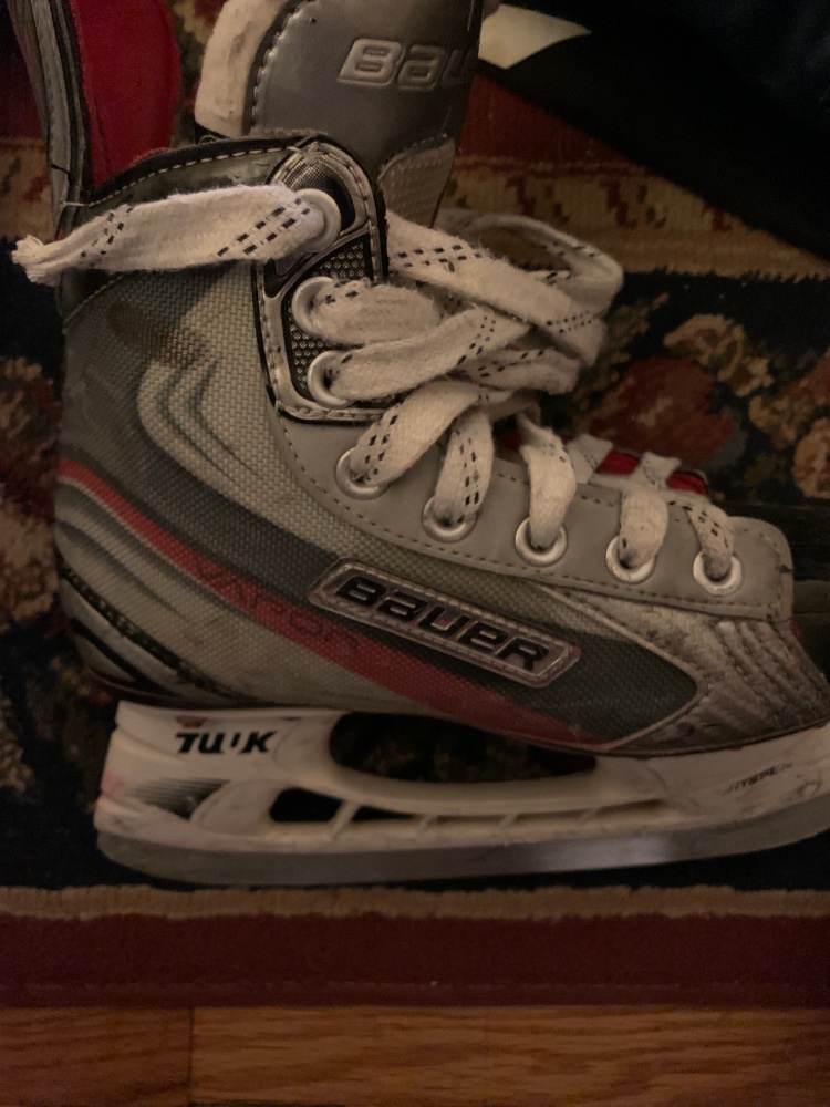 Junior Bauer Regular Width Size 2.5 X4.0 Hockey Skates