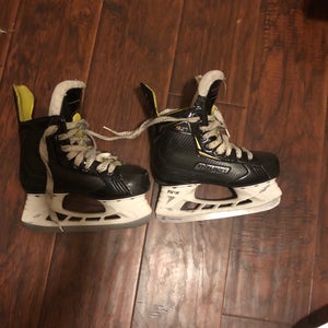 Youth Bauer Regular Width  Size 2.5 Supreme S27 Hockey Skates
