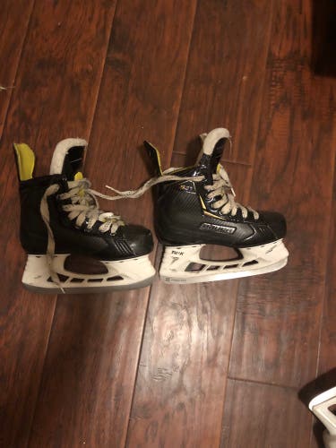 Youth Bauer Regular Width  Size 2.5 Supreme S27 Hockey Skates