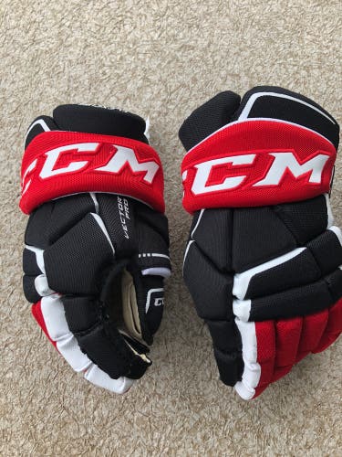 LIKE NEW Used CCM Vector Pro Gloves 10"