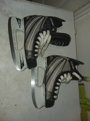 Youth Used CCM Ultra lights 01 Hockey Skates Regular Width Size 1