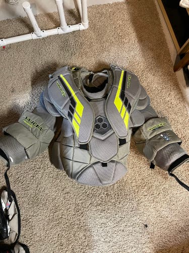 Used Large Vaughn VE8 Pro Carbon Goalie Chest Protector